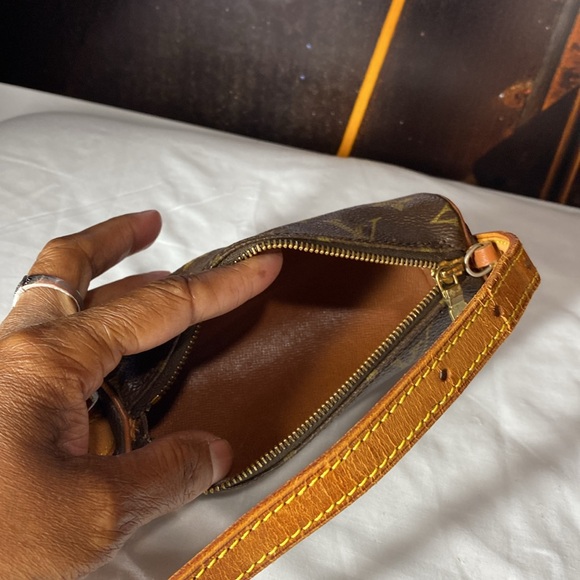 Small Louis Vuitton round bag longer strap great for a night on the town - Picture 2 of 6